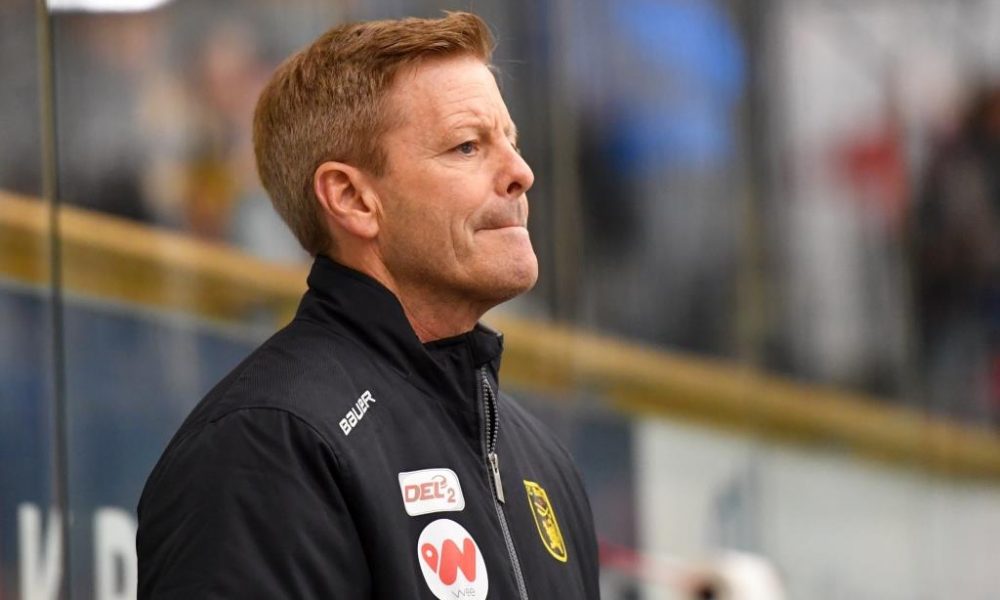 Tidigare ICEHL-tränare skriver nytt kontrakt efter att ha hållit sig kvar i ligan