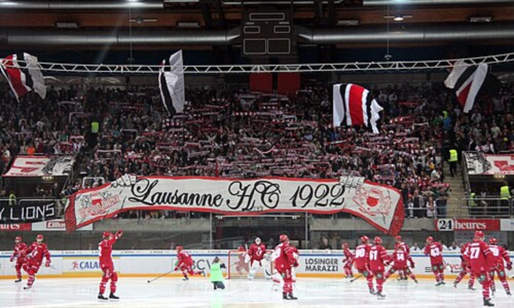 Våldsamma upplopp: bortafans stormar sektionen