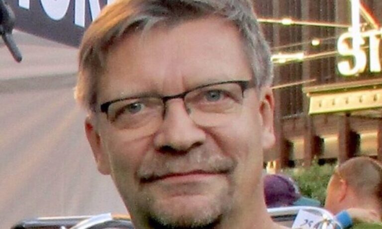 Stjärntränaren lämnar landslaget och riktar kritik